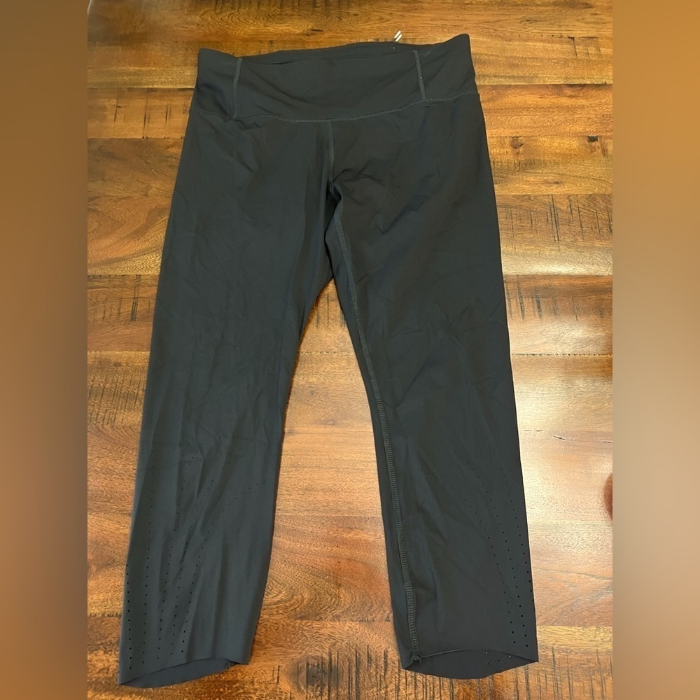 All in Motion Women’s Black Capri Leggings – Size L